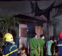 TP.HCM Gần trăm cảnh sát căng mình dập lửa tại xưởng phế liệu.